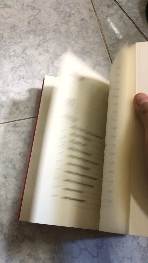 Sách hay, có nhiều ví dụ cho những người muốn tìm hiểu về tác dụng và ảnh hưởng của thiết kế lên thế giới. Ko chỉ là thiết kế đồ hoạ mà là thiết kế sản phẩm, kiến trúc, đường phố, vv