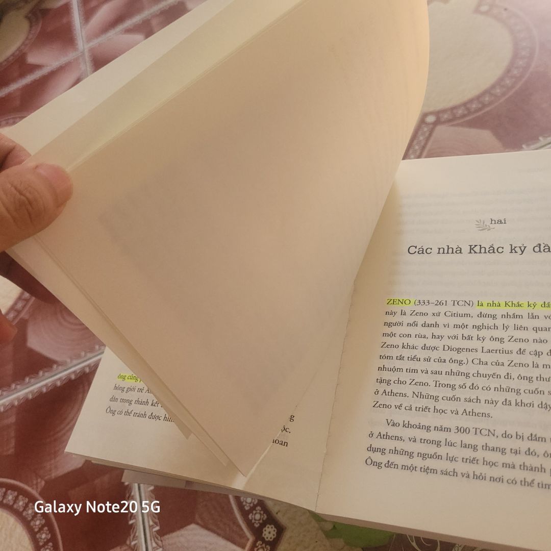 Nội dung rất hay và cuốn. Sáng nhận hàng. Chiều mình đọc liền luôn mấy chục trang. Nhưng mới đọc lần đầu, dc nhiêu đó thôi mà sách bung tè le.
Lần đầu mình mua sách mà bị vậy á
