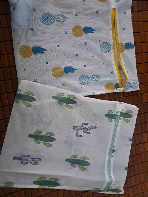 Túi giặt tốt nha, mình rất ưng nên mua thêm 1 cái hình xương rồng. 
- Vải dày dặn 
- Dây kéo chắc chắn
- hình vẽ đẹp, rõ
- kích thước 30cm x 40cm hợp lý với mình nha. 
Cái túi hình thơm mua trước, xài vài tháng nó hơi mềm ra nhưng vẫn còn tốt nha.