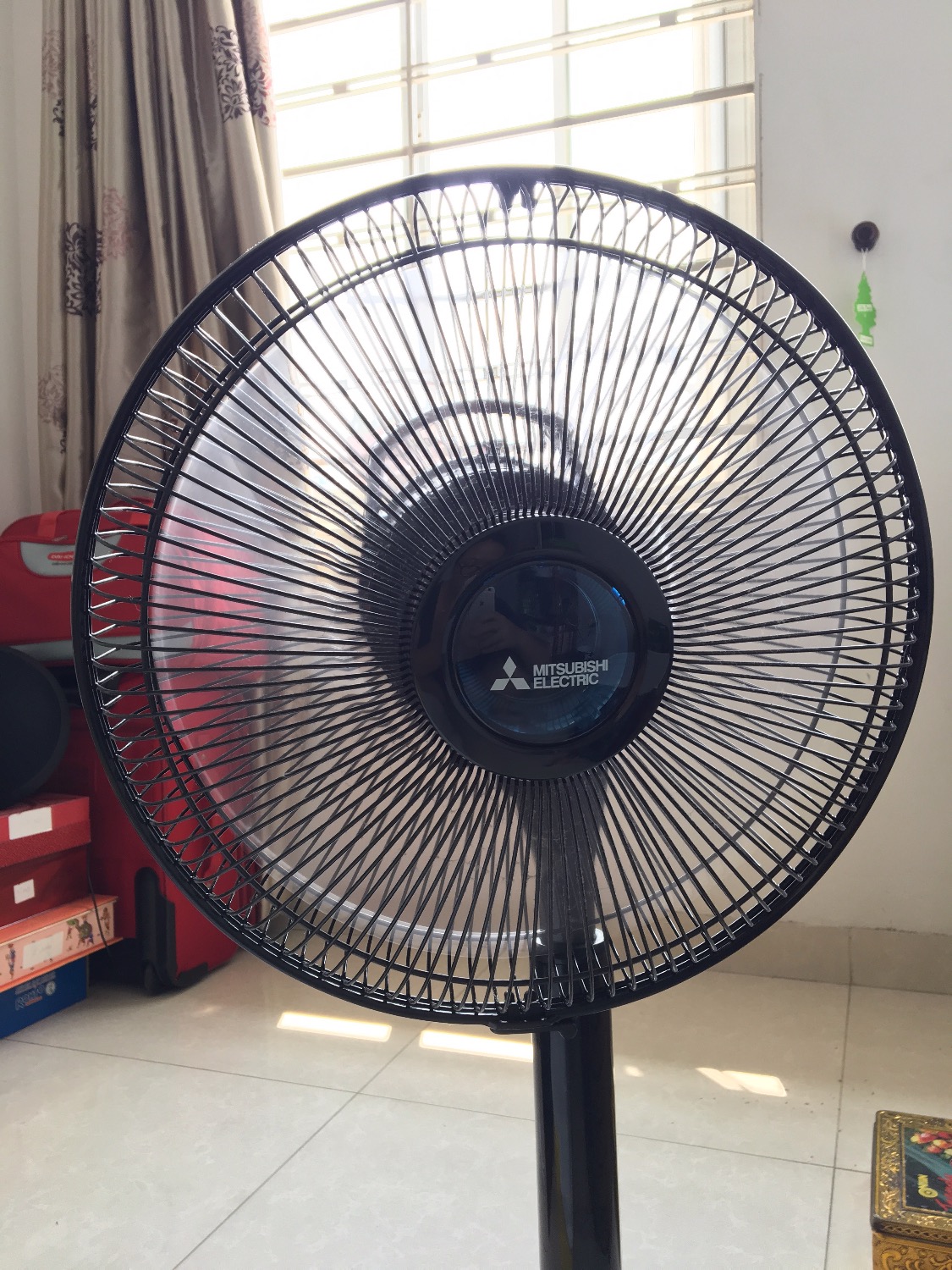 Lồng quạt nhỏ nhưng đủ mạnh cho phòng 10m2, nhất là quay rất êm ban đêm không ồn, hẹn giờ on off đầy đủ và thông minh, sau 6 tiếng (hay 8 tiếng mình cũng không rõ nhưng hết 1 đêm) thì tự động tắt nên khá tiết kiệm điện nếu trời mát vào buổi tối, chỉ một điểm trừ nhỏ thôi là điểm tiết kiệm điện chỉ đạt 4/5. Tóm lại quạt này xứng đáng với số tiền bỏ ra không nhỏ