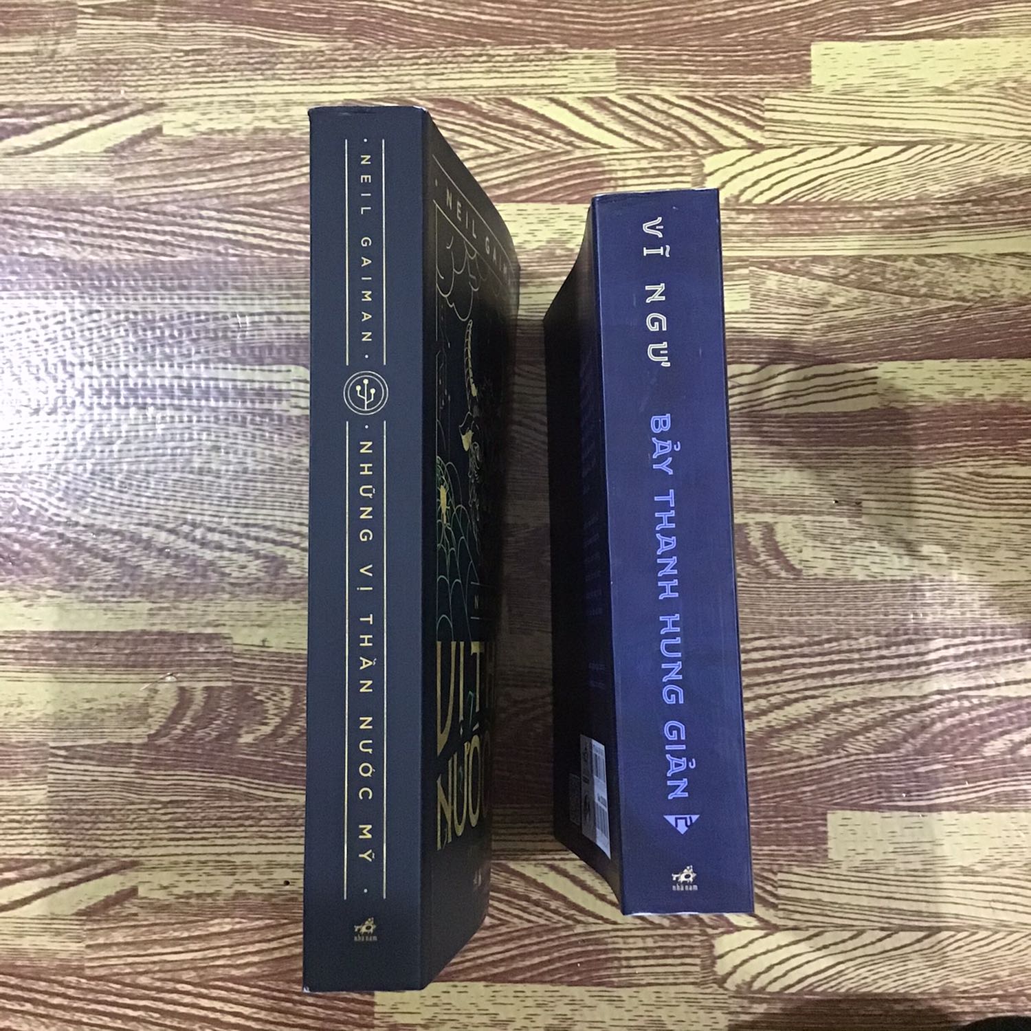 Sách mới nhưng không biết do khâu bảo quản,đóng hàng hay vận chuyển mà sách bị trượt cả gáy sách như kia,nhưng mình có thể chấp nhận và khắc phục đc. Yêu mến Nhã,yêu mến Tiki nên vẫn tặng 5*