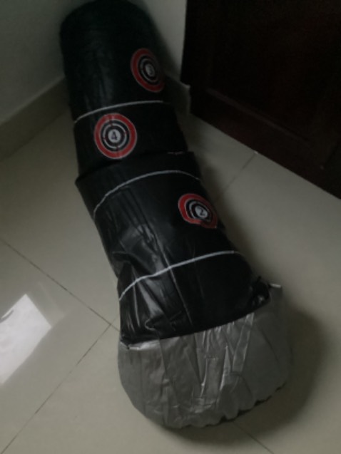 Shipper thân thiện,giao nhanh, hàng nhìn mới nhưng khi bơm lên lại thấy có khá nhiều chỗ bị thủng, dù có dán lại nhưng để qua đêm thì hơi trong trụ bị thoát ra hết