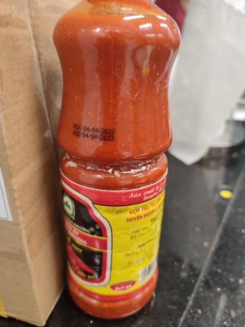 Chai tương ớt mốc đầy từ nắp chai xuống dưới như thế này mà shop vẫn đóng gói giao hàng được sao? Mình muốn trả đơn này, Tiki giải quyết dùm.