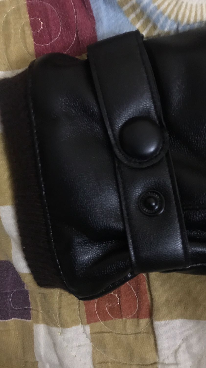 Gang tay đẹp. Da bóngđộ co giãn tốt. Đường may chắc chắn. Thiết kế được biệt cho phép thoải mái dùng điện thoại cảm ứng luôn. Găng tay ấm tiện dùng. Lớp bên trong giống như nhung ấy đeo rất dễ chịu và ấm, không có cảm giác cấn tay. Sản phẩm tốt 5 sao.