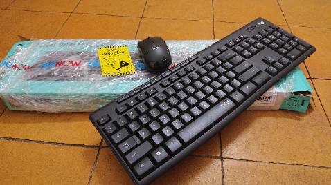 Về dịch vụ: chỉ có 1 đơn hàng của mình nhưng đặt siêu tốc vẫn giao. Điểm 10 cho dịch vụ luônnnn...
Sản phẩm: Êm. Cả chuột và phím dùng chung 1 cục phát nên chỉ tốn 1 lỗ ghim usb. Ko phát tiếng động nên không ảnh hưởng người khác.