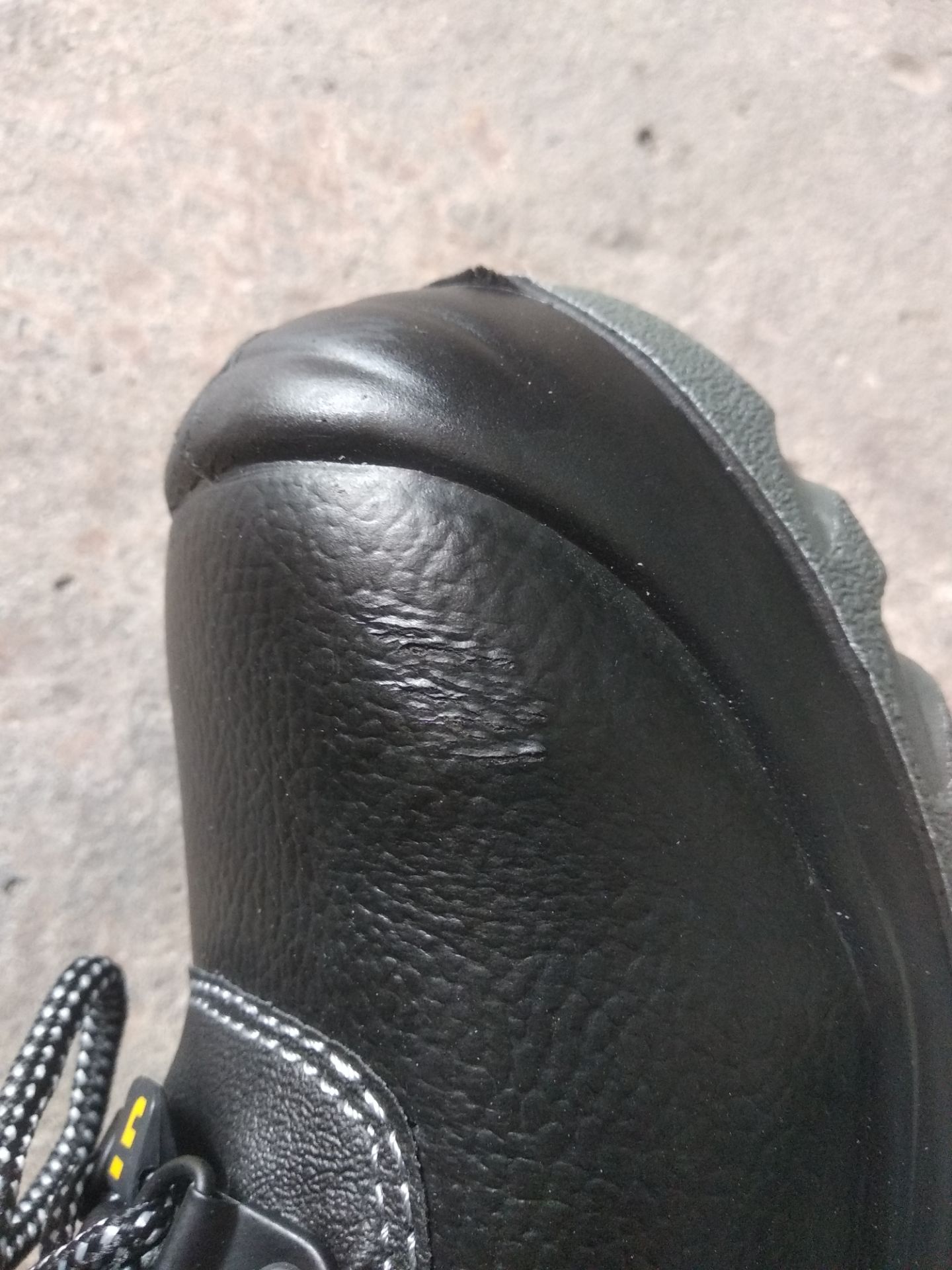 Vừa khui ra đã bị sướt da rồi