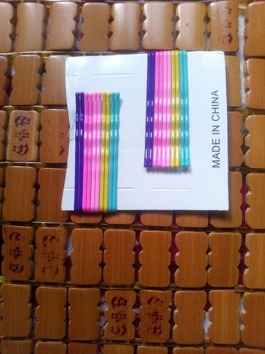 màu kẹp không đẹp, rút kẹp ra thì thấy nhiều vết gỉ trên giấy, 2 chiếc bị tróc sơn, 2 chiếc bị dính dính, trên hình mình chụp các bạn sẽ thì thấy hai màu hồng khác  nhau nhưng thực tế lại hao hao giống nhau