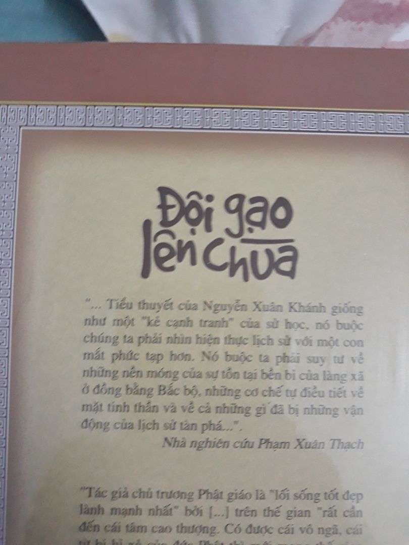 1 trong bộ ba tác phẩm của bác Khánh nên mua, rất hay, đọc mà thích mà mê, mà hiểu rất rất nhiều về lịch sử về con người của dân tôc ta.