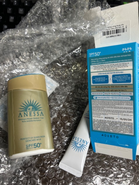 Vỏ hộp dán nhăn nhúm, xộc xệch. Nắp hộp và thân hộp k đều màu. Chữ in trên vỉ hộp mờ, không check được QR code. Mở ra mùi nồng chất kem đặc. KHÔNG PHẢI HÀNG CHÍNH HÃNG.