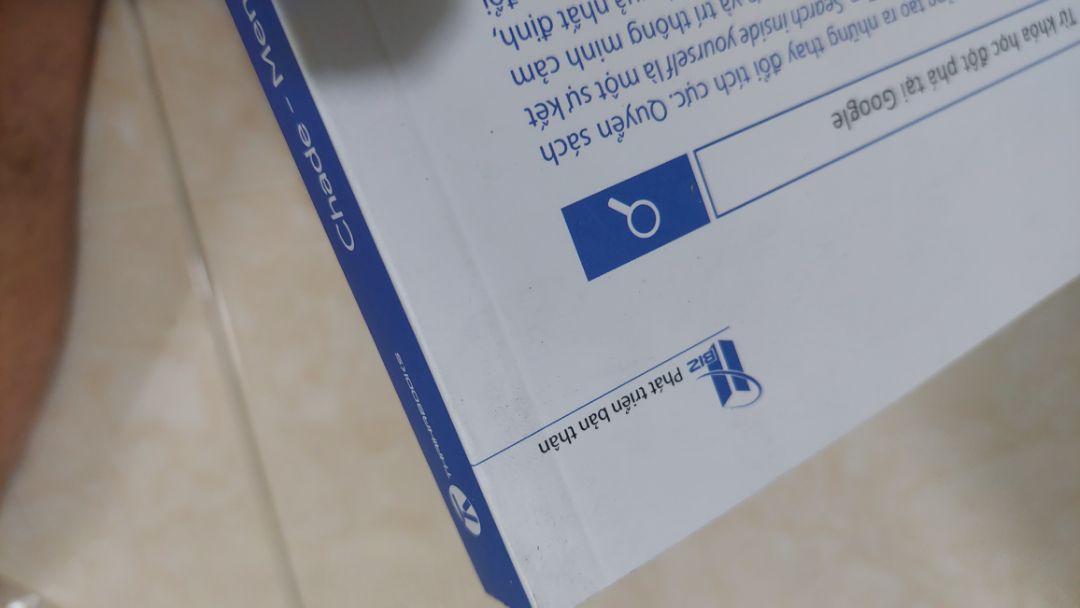 Sách bẩn, toàn dấu vân tay bẩn ở bìa. Cạnh sách dơ, gãy trang