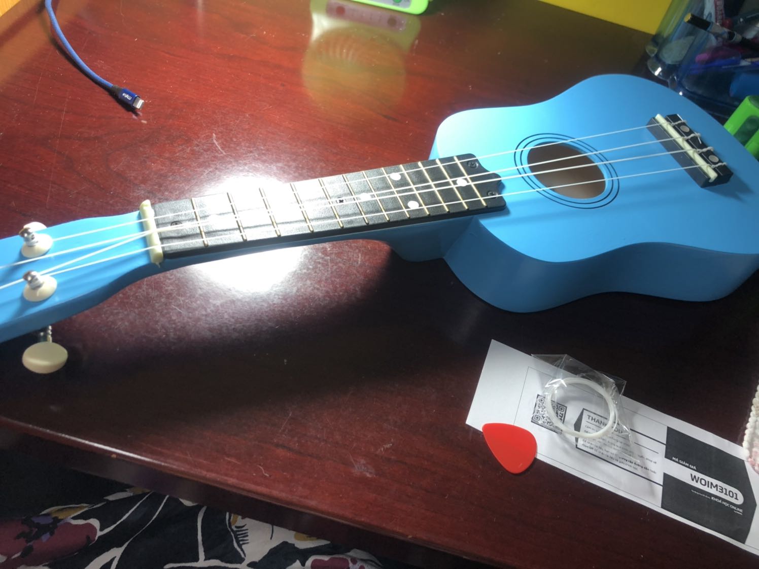 - dây đàn không được cột chắc chắn. Mỗi dây chỉ được quấn có 3 vòng nên rất dễ súc ra. 
- khach hang đã trả tien them cho việc giao hàng nhanh nhưng sản phẩm giao bị lỗi thì phải đợi 7 ngày mới có lại được hàng. Tiki hoàn toàn bị động trong trường hợp này. Tiki quá dở. 
- việc thanh toán đơn hàng bằng cách chuyển khoản đến giờ này vẫn không được tiki áp dụng cho đơn hàng dưới 20 triệu đồng. Trong khi các kênh bán online khác như *** hoặc *** đã được áp dụng từ lâu. Tiki quá chậm.