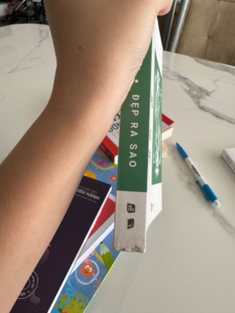 Gáy sách cũ lắm luôn và bụi nữa, mình mua gấp để tặng nên ko hài lòng tí nào