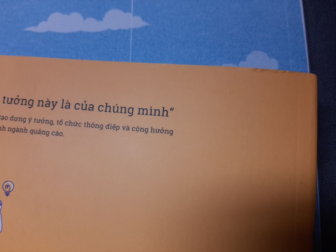 Mình làm việc trong ngành sáng tạo nên muốn mua cuốn sách này từ lâu rồi. Về chất lượng thì khỏi bàn rồi, độ nổi tiếng của cuốn sách cũng như tác giả Sói Ăn Chay thì người trong ngành marketing đều biết. Tuy nhiên sách nhận được vẫn lỗi ở đầu sách như mình chụp ở 2 ảnh cuối, bị gẫy gập nhẹ nên nhăn nheo nhìn hơi xấu trong khi mình quý quyển này lắm