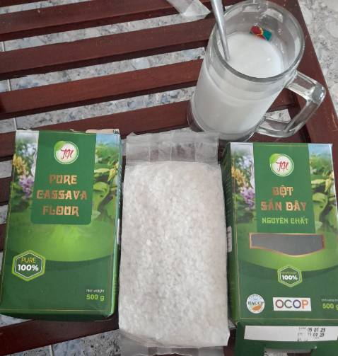 Bột sắn đây Thành Nhàn rất uy tín về chất lượng sản phẩm sạch. Shop giao hàng đúng  sản phẩm. Đã sử dụng cả 2 cách:
- Pha bột với nước sôi.
- Pha bột với nước sôi để nguội thêm đường đá như nhà sản xuất hướng dẫn ,uống rất ngon.
Nhưng còn lăn tăn là :
Đóng gói bằng túi ni *** hút chân không - không chặt , còn lỏng lẻo.Tôi nghĩ liệu đây có phải là sản phẩm giả không nữa.
- Ngoài vỏ hộp đúng của nhà sản xuất nhưng túi bên trong không có ghi Thương hiệu của nhà sản xuất, cảm giác không an tâm lắm, khi niềm tin mua và sử dụng thực phẩm của người tiêu dùng nói  chúng.......