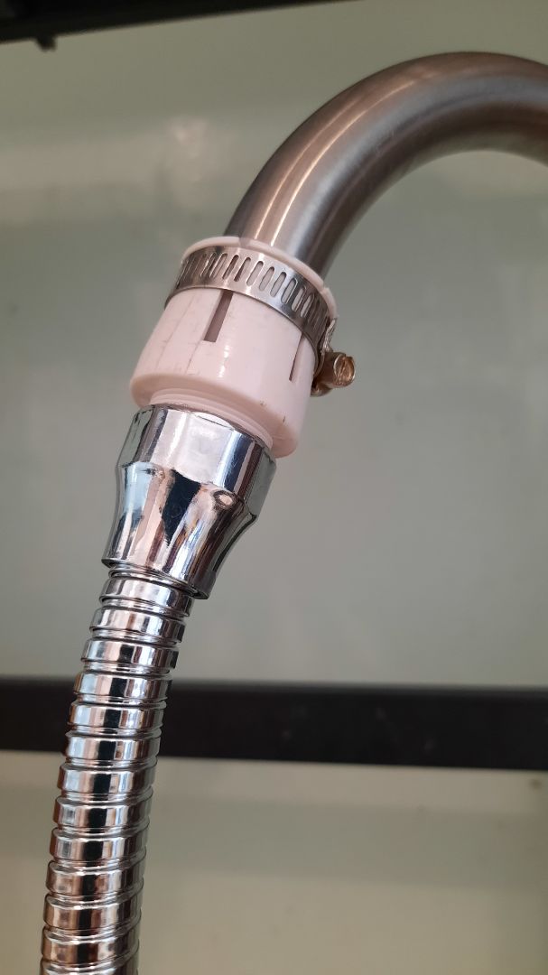 không kết nối zen được với vòi chính, nhưng khắc phục được bằng cách thêm bộ nối. vòi dài và mềm sử dụng linh hoạt tiện lợi hơn, nước không bị bắn ra ngoài xung quanh chậu rửa .