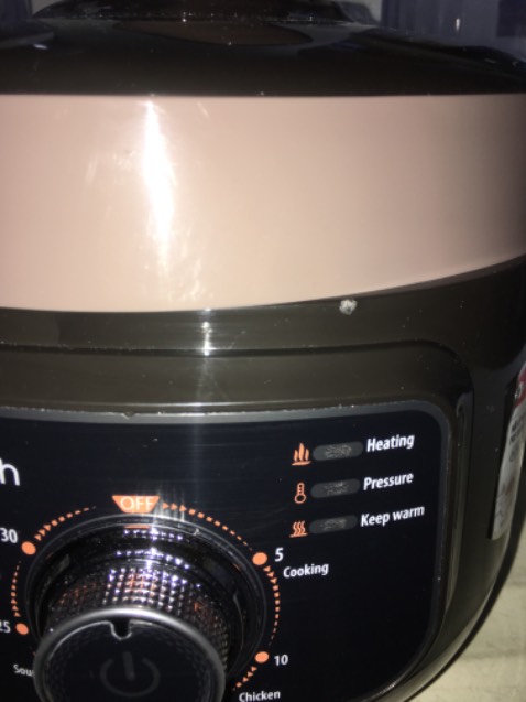 Phía trước nồi bị dính cục gì mà chà ko ra, làm xấu cái nồi. Trong lòng nồi bị trầy. Quan trọng là thử nấu nước xem nồi ổn ko thì lúc nấu mùi hôi từ Sơn phía trong nồi khó chịu lắm! Sợ nấu đồ ăn hay cơm bị ám mùi hôi đó vào thức ăn nên chưa dám nấu nữa.