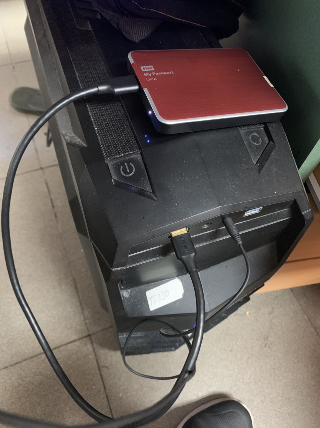 Cứ tưởng cái ổ cứng di động hỏng hoá ra là cáp cũ hỏng
Thay cáp mới tốc độ copy lên gần 100 mb/s luôn
Xịn phết