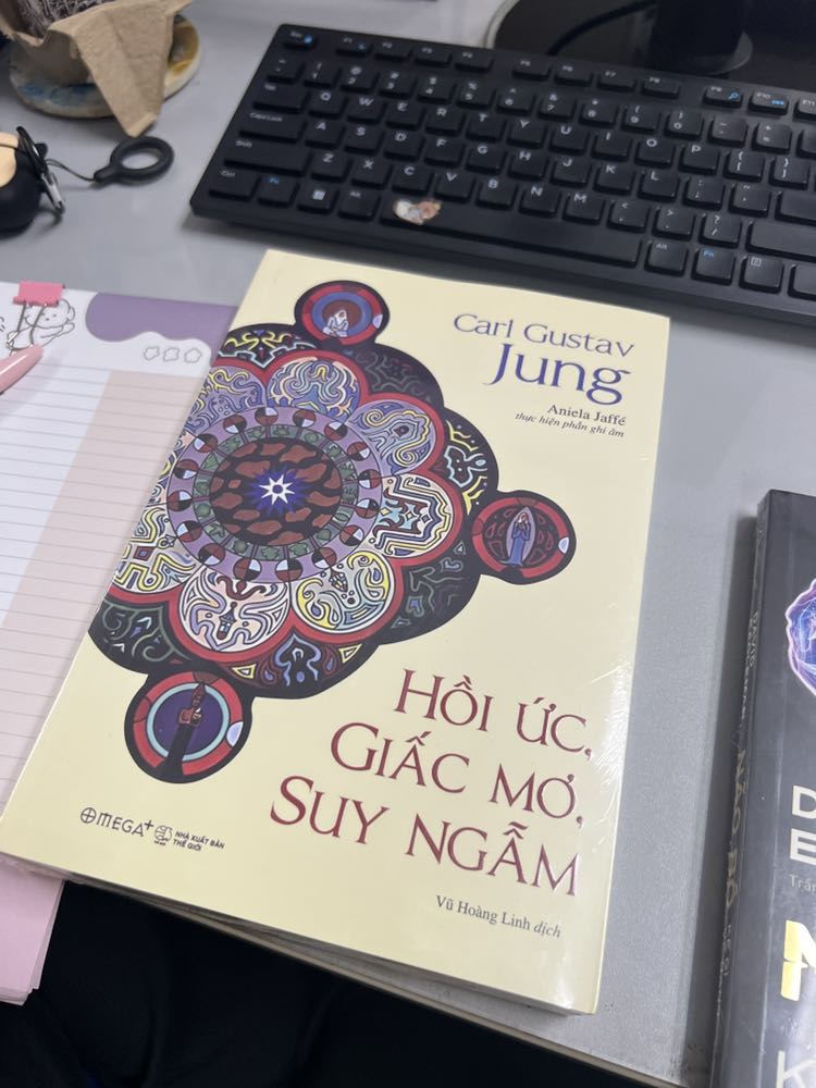 Sách còn nguyên trong bao kính đóng gói tốt, cuốn này mình biết lâu rồi nay giảm giá nên chốt đơn luôn