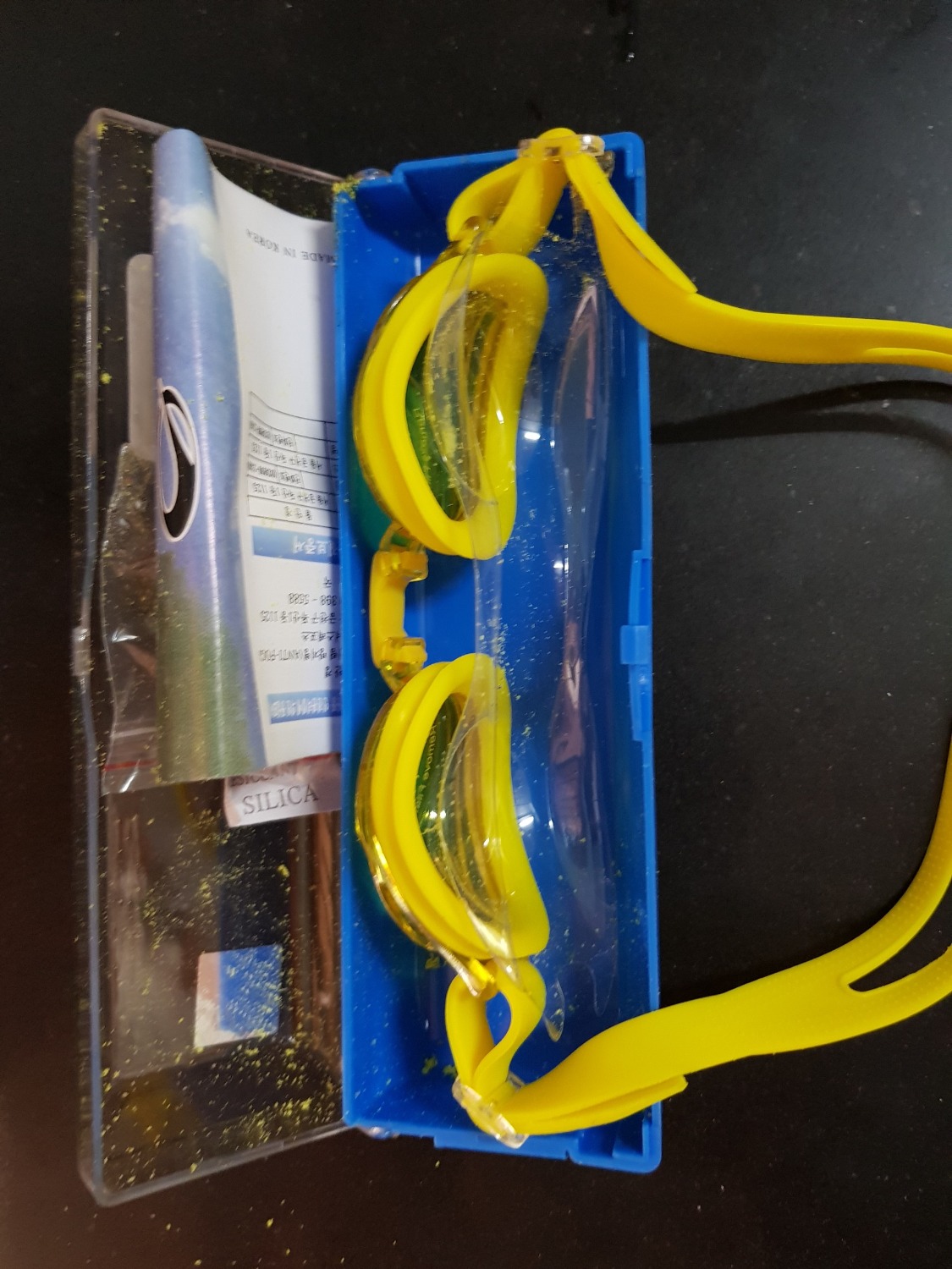 Sản phẩm giao như bị mọt ăn dính đầy trong hộp kính. Đồ cho em bé nên hơi thất vọng