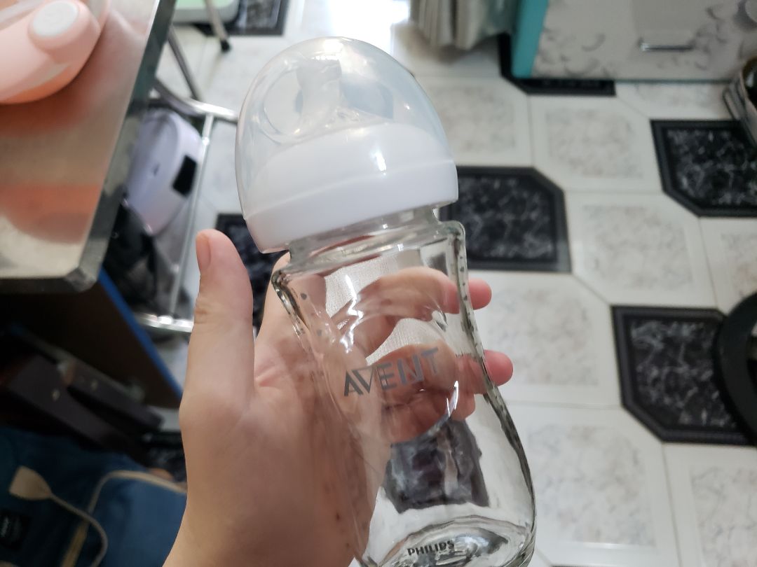 bình thon dài, hơi nặng nên bé ko thể tự cầm đc nhưng rửa rất mau sạch, hâm sữa mau nóng.