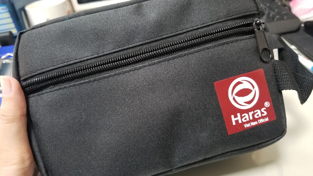 Sản phẩm có 2 lớp, có lớp xốp may lót trong 2 mặt túi, đường may kỹ. Túi dạng hộp đứng chắc chắn, cỡ 18x9x13 cm, đựng được nhiều đồ nhỏ như mỹ phẩm tiện lợi khi đi du lịch.