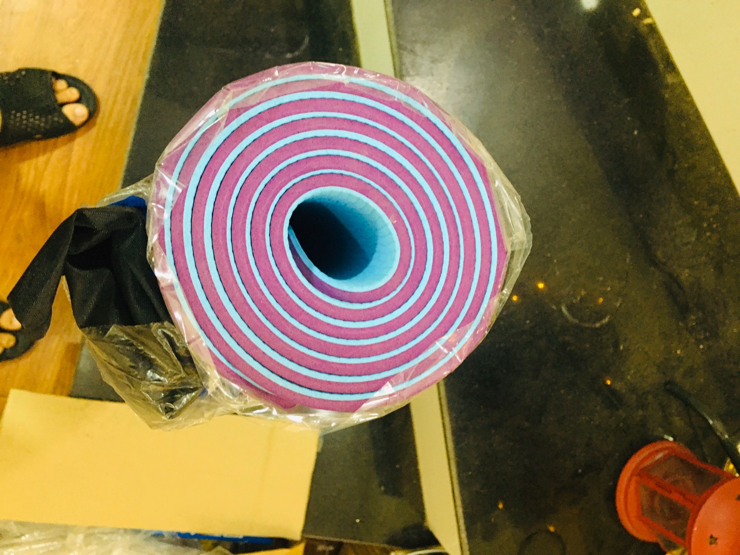 mình là người cao và to nên tập cũng phải đòi hỏi đồ tập phải chịu được sức nặng với chất lượng sp phải đàn hồi hì hì! 
Sau khi nhận hàng thì có nhận xét:
- Đây là shop duy nhất mình thấy có túi và dây đi kèm, túi đựng tiện lợi khi đi ra ngoài, dây kéo cũng chắc, siết chặt.
- Mình mua thử dùng ok, mua cho bạn gái mình 1 cái màu xanh nữa. đều không bị sẹp, ko bị lún. So với thảm ko có thương hiệu thì tốt hơn hẳn, thảm ko thương hiệu thấy lún lắm, dẫm chân lâu 1 chỗ là không đàn hồi lại bình thường được
- Có nhiều màu sắc chọn lựa, mình thì chọn màu này vì thích màu này và nó sạch sẽ
- Nhìn chung bằng đấy thứ mình rất tâm đắc, thời gian thì giao hàng cũng nhanh nên hôm nay mới ngồi review cho anh chị em được!!! Tìm hiểu ra bên miDoctor này chuyên bán hàng thể thao rất chất lượng đấy chứ!!!
****Sẽ còn ủng hộ