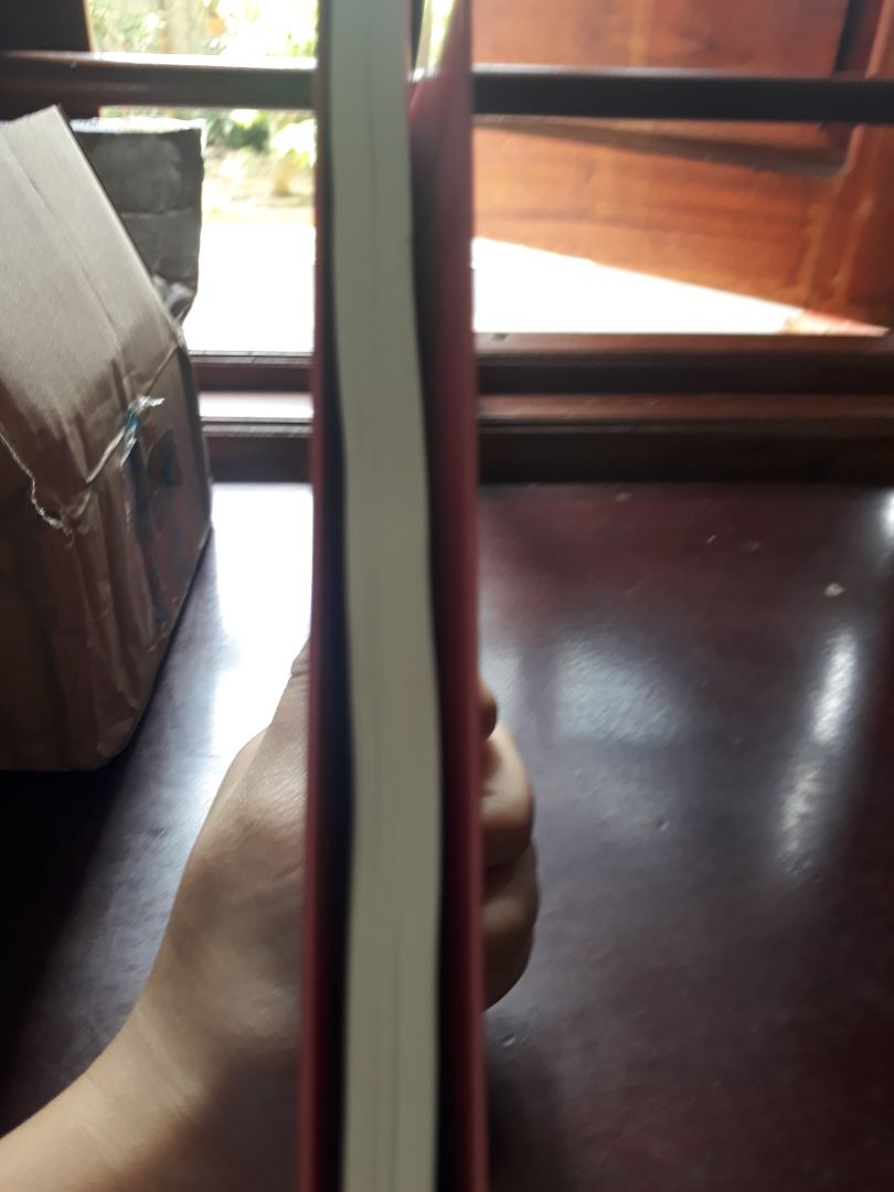 hơi thất vọng một chút về khâu đóng gói. Tại thường sách của Nhà Xuất Bản Trẻ luôn có một lớp bao mỏng phía ngoài mà đây thì hông có gì bảo vệ cả... còn lại thì không vẫn đề gì