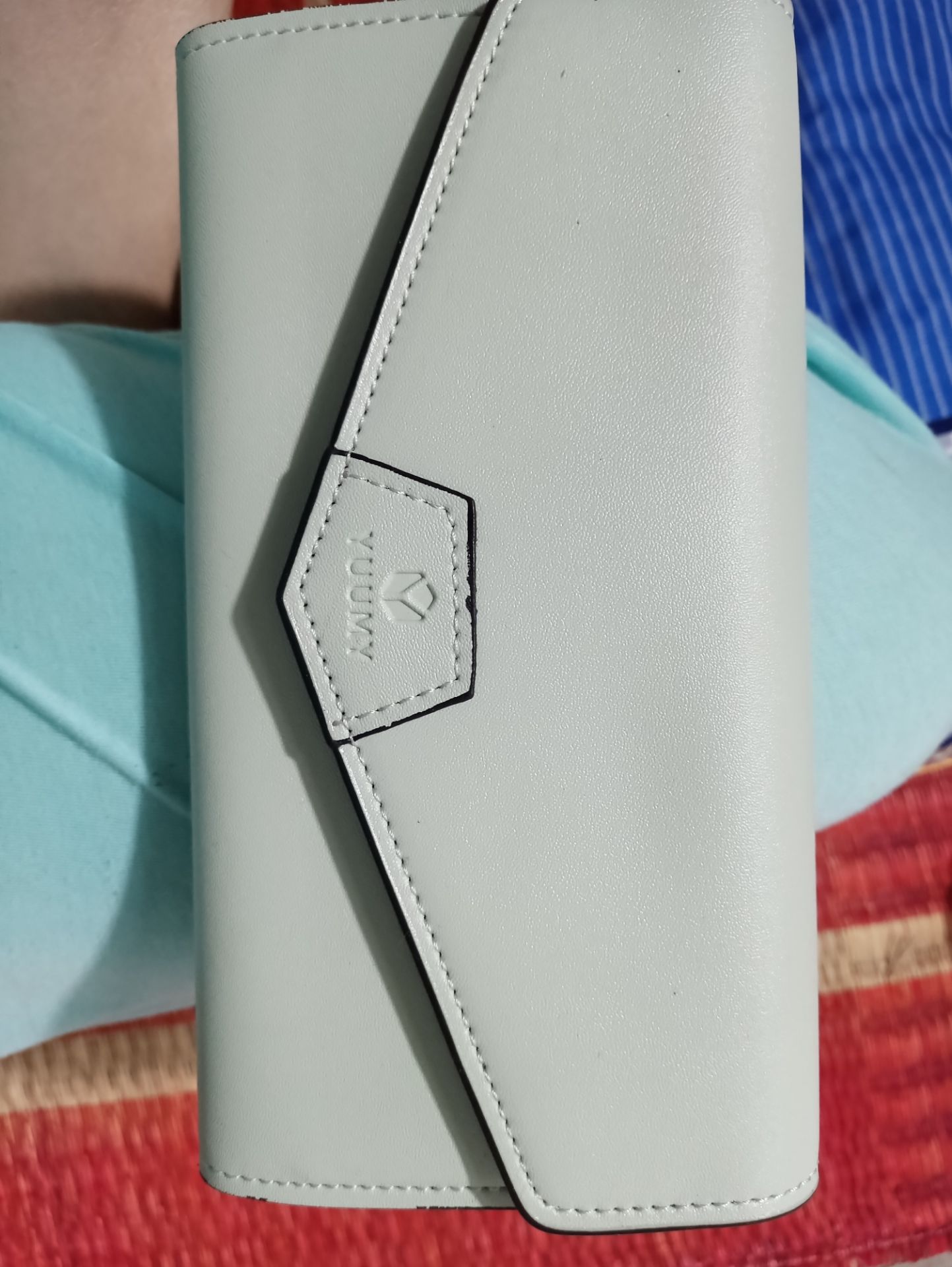 ví này ở ngoài nhìn xinh và màu đẹp hơn trên hình