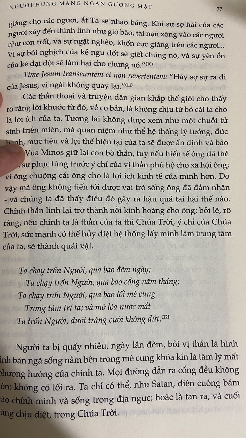 Ý NIỆM CẦN THANH THOÁT - ĐỪNG CHẤP MÊ BẤT NGỘ - TĨNH TÂM NHẬP ĐỊNH.

Sách sẽ kén chọn người đọc vì Hệ thống kiến thức và thông tin dàn trải khổng lồ thách đố tâm trí người đọc. (Hoặc người đọc cần có một chút vốn kiến thức nền tảng về văn hóa lịch sử tri kiến Lược sử thế giới - Lược sử loài người phương Đông phương Tây phương Bắc và phương Nam…) Người đọc phải cực kỳ điềm tĩnh, cẩn thận, nhẫn nại và trải nghiệm từng trang từng dòng sách… Người đọc cần chậm rãi tổng hợp, nhớ từng chút một những ẩn số đừng cố lao nhanh vào mê cung ngôn từ của NGƯỜI HÙNG MANG NGÀN KHUÔN MẶT sẽ càng gây rối rắm, nhiễu loạn thông tin, lầm lạc ý niệm và gây hoang tưởng tri thức mà mãi không thấy lối để thoát ra bế tắc…

Joseph Campbell tổng hợp những tri thức trải rộng và dài từ đông sang tây, đẩy người đọc từ thiên đường xuống địa ngục từ vinh nhục tới sự đục trong uẩn khúc trong những di tích thần thoại, những ghi chép lại mà ai cũng từng nhầm lẫn hoặc hiểu sai ý niệm và dấu hiệu… 

Người đọc rơi vào trạng thái bất ngờ, ngờ nghệch, lệch lạc vào những trang sách quá nhiều kiến thức… không hiểu bắt đầu từ đâu, đào sâu thế nào??? Vụt lên ngàn sao thiên hà thăm thẳm rồi phút chốc chìm đắm vào đại dương của những chương sách trải trải dàn dàn những bí mật lúc ẩn lúc hiện…

SÁCH HAY NHƯNG KHÔNG PHẢI AI CŨNG ĐỌC ĐƯỢC.