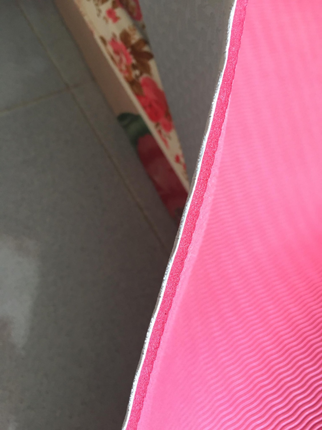 Thảm chất lượng rất kém. Lúc giao hàng thì đã có 1 cái lỗ bự trên thảm như hình dưới vô cùng mất thẩm mĩ.
Được quảng cáo là thảm 2 lớp nhưng thật sự chỉ có 1 lớp và vô cùng mỏng. Thật sự không giống như qc. Shop tệ