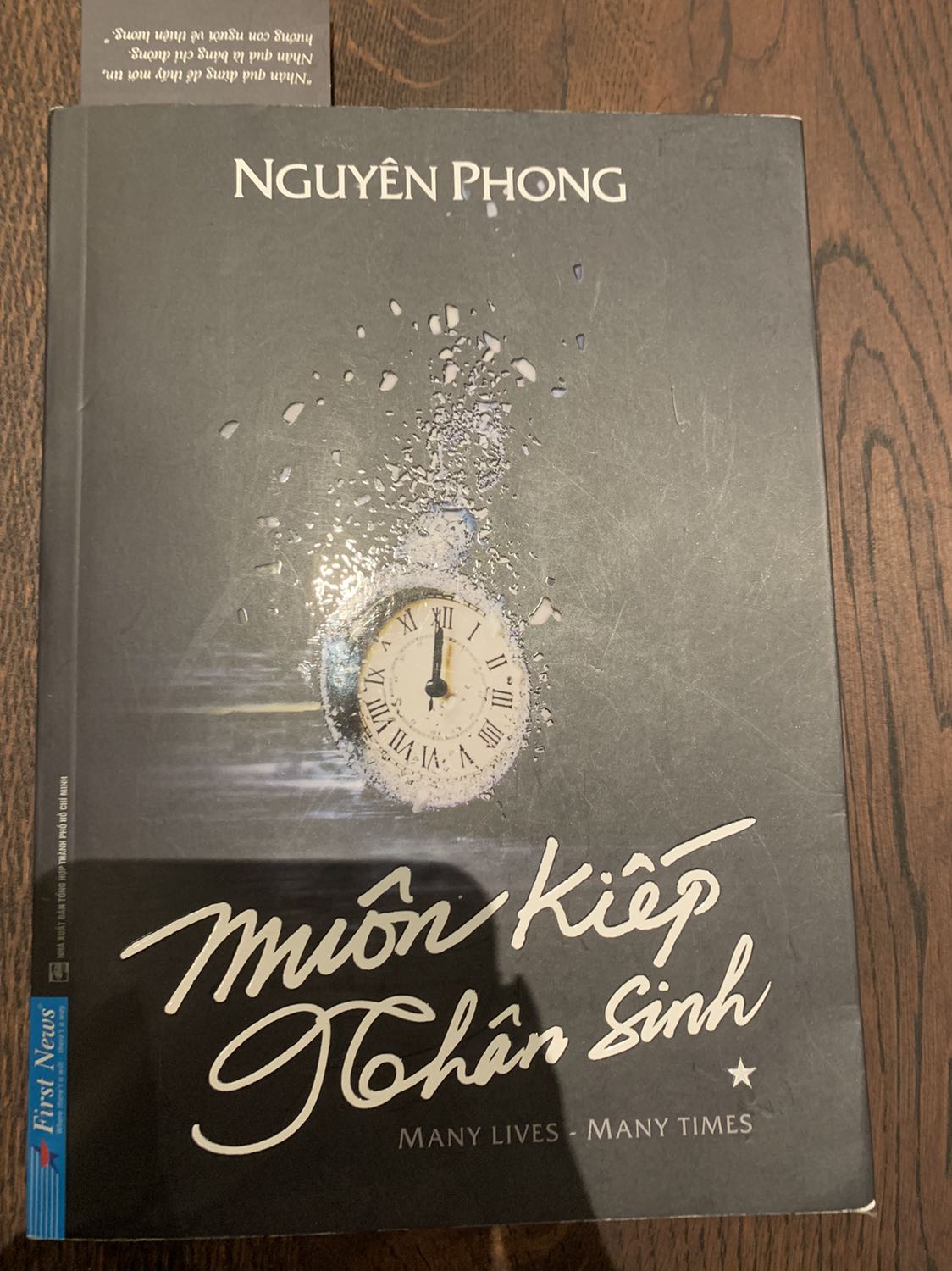 / Thật sự rất thích đọc Muôn kiếp nhân sinh. Quyển sách này cung cắp 1 lượng thông tin kiến thức lịch sử, tâm linh, và thể hiện 1 giá trị nhân văn giữa người với nhau. Mình rất thích đọc chương 4 với chủ đề là Egyst mở đầu là câu chuyện viên kim cương Hope đc chia làm 4 phần nhỏ cho tới câu chuyện vị pharaoh tên là Ahkon. Sách của tác giả Nguyên Phong khá hay. Cám ơn tiki giao hàng nhanh.