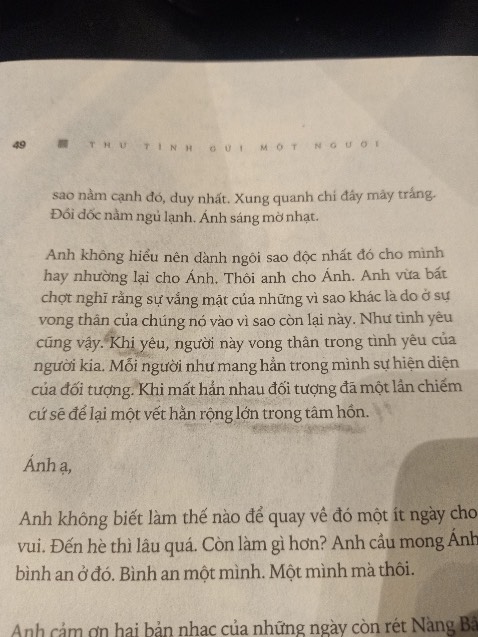 Một quyển sách dành cho người hoài niệm, thích tình thơ - mơ - mộng 

Mình đã mua lần thứ hai 
“
Như một loài hoa dại buổi chiều trên đồi anh bắt gặp héo úa. Có ai nhìn thấy ai đâu, trong những lúc quạnh hiu nhất mình chỉ còn cho mình khoảng không hun hút trước mặt mà soi cho cùng khắp những hư ảo của đời mình. Ánh ơi, Ánh ơi, anh đã nói gì thế.”