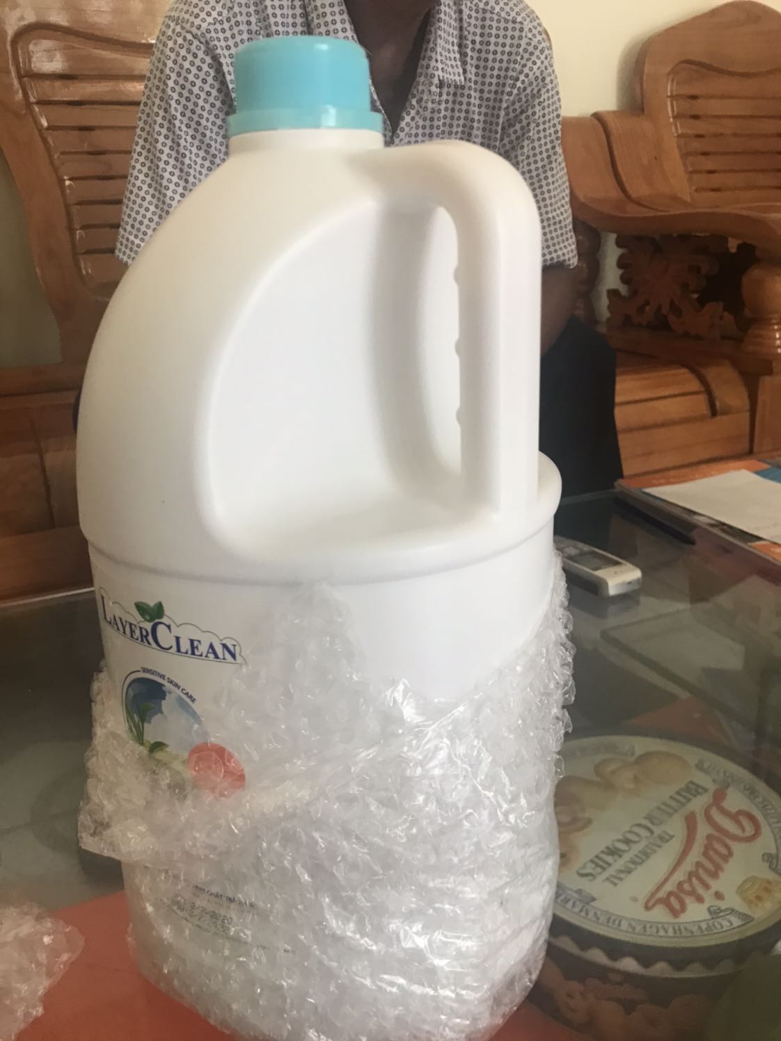 Thời gian giao hàng nhanh, đóng gói kỹ càng. Tính ra 5 lớp. 1 lớp dán miệng chai, 1 lớp bọc chống sốc, 1 lớp bìa các tông, 1 lớp nilong bọc thực phẩm cố định 2 chai, 1 lớp bọc ngoài của tiki, tem hàng dễ vỡ dán 2 lần. Rất hài lòng. Chất lượng sản phẩm sử dụng mới biết. Thời gian giao hàng nhanh, đóng gói kỹ càng. Tính ra 5 lớp. 1 lớp dán miệng chai, 1 lớp bọc chống sốc, 1 lớp bìa các tông, 1 lớp nilong bọc thực phẩm cố định 2 chai, 1 lớp bọc ngoài của tiki, tem hàng dễ vỡ dán 2 lần. Rất hài lòng. Chất lượng sản phẩm sử dụng mới biết.