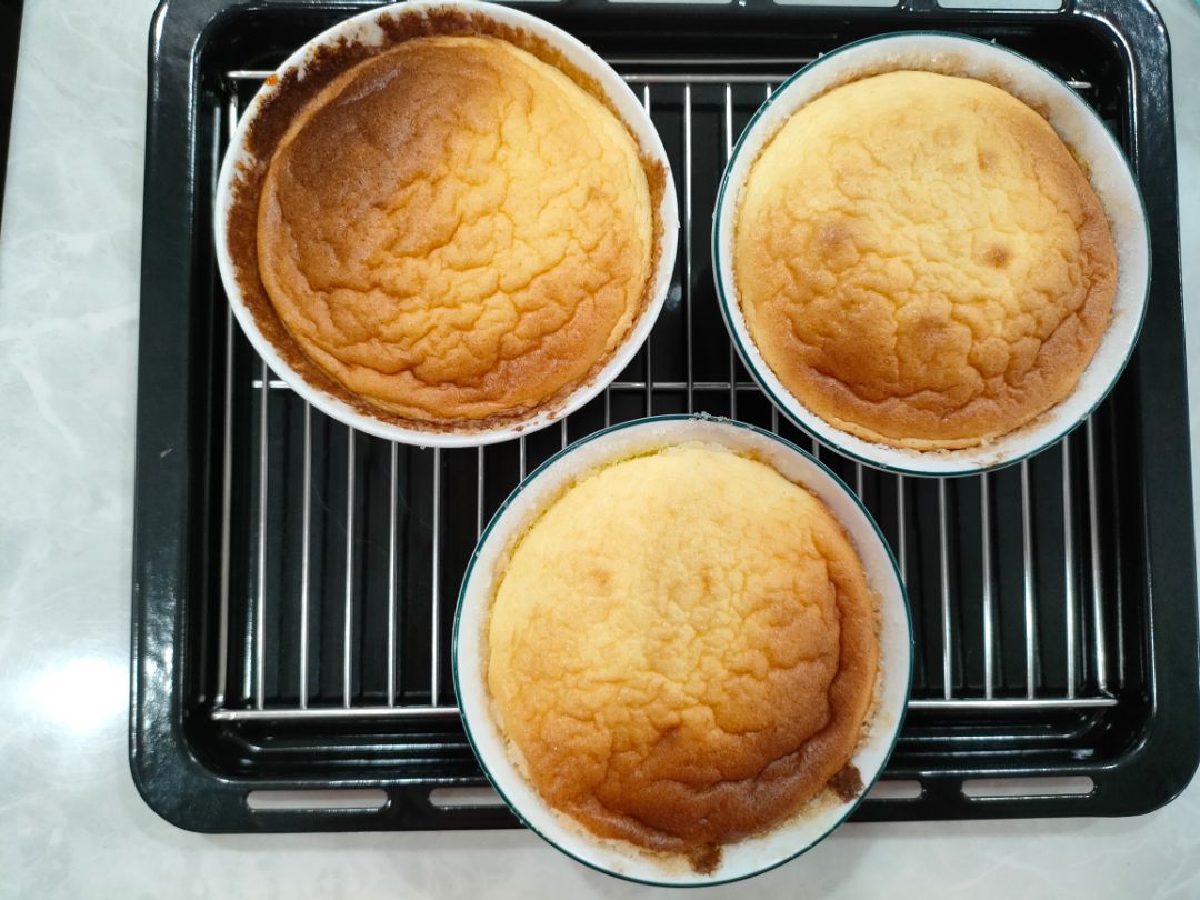 máy đc đóng gói kĩ càng, anh shipper nhiệt tình, mình đã thử chế độ hấp, nướng, đều hoạt động tốt, chiên ko dầu thì thua những máy có dung tích nhỏ. cần nghiên cứu kĩ hướng dẫn sử dụng trc khi dùng. nhưng máy này thix hợp với ng trẻ dùng, ng lớn tuổi sẽ khó thao tác, cần nhìu thời gian làm quen.