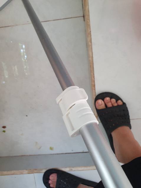 Hàng thương hiệu nên khâu đóng gói rất đẹp mắt và xịn xò.
- Ưu điểm: cán nhôm nên cầm nhẹ. Đầu chổi chà tích hợp quét nước tiện lợi

- Nhược điểm: cán hơi ngắn dù kéo hết cỡ. Chổi lông thưa nên chà mất thời gian kéo lại nhiều lần mới sạch.