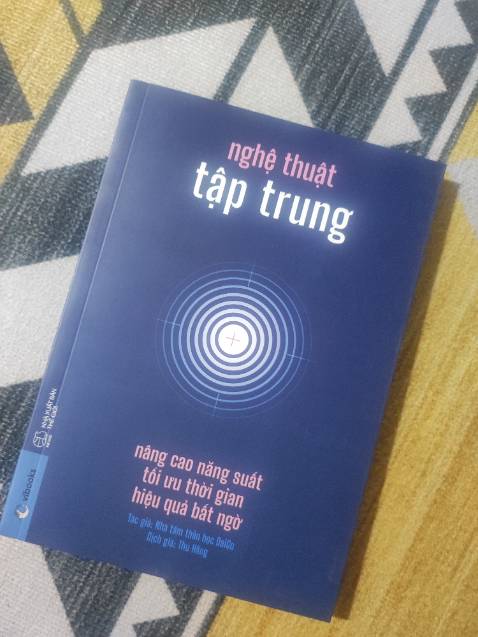 Mua sách trên tiki thì khỏi bàn về chất lượng giấy với thời gian dự kiến giao nha, sách đc bọc bằng bọc chống sốc nên cũng đỡ trầy xước sách nè