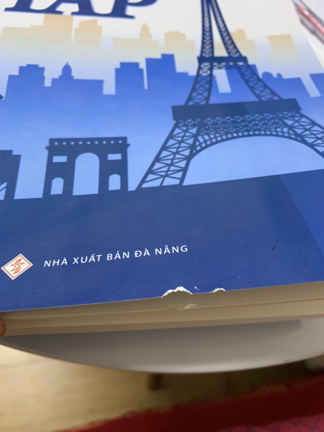 Nội dung sách tốt xứng 5 sao, rất chi tiết về các cấu trúc ngữ pháp từ cơ bản đến trung cấp. 3 sao cho chất lượng giấy - rất là mỏng. 2 sao cho đơn vị bán sách ở Hà Nội - gửi sách nhìn rất giống bị chuột gặm 32 trang đầu. Cảm ơn tác giả và dịch giả, cuốn sách rất cần trong tủ sách nghiên cứu pháp ngữ.