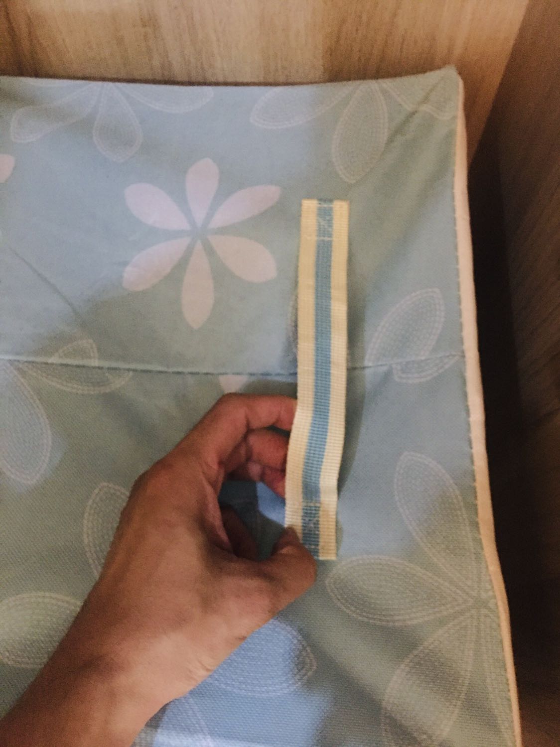 Rất đẹp và chắc chắn. Tôi đặt 3 lần rồi nay mới đánh giá, hàng thấy nhiều người bảo có mùi nhưng tôi thấy ko có mùi gì cả. Cũng k cần phải giặt trước khi dùng; lau qua là dùng được rồi. 
Khung sắt khá chắc nên đồ đạc để được nhiều. Ko lo bị cong hỏng gì cả. Màu ngẫu nhiên nhưng mình thích loại màu tối hơn.  Kể ra đc chọn màu thì tốt