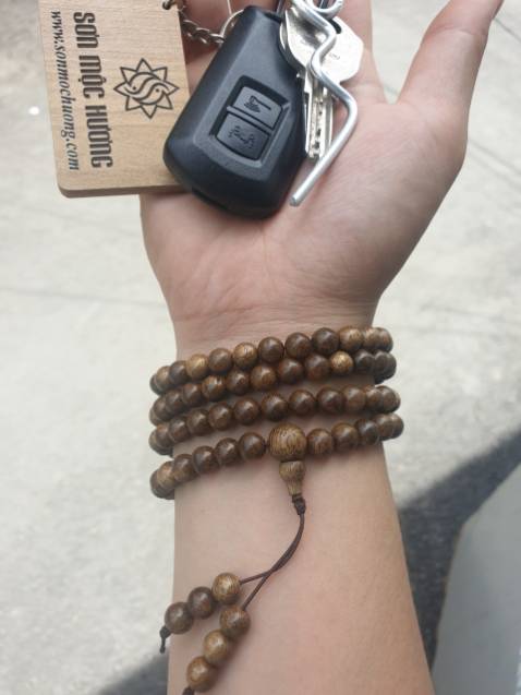 Giao hàng nhanh, có mùi thơm nhẹ, vòng đeo vừa tay, đẹp, shop có tặng thêm móc khóa sơn mộc hương