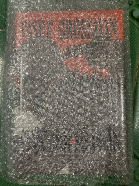 Tiki đóng gói chất lượng, độn lót mút đầy đủ, giao hàng lại nhanh nữa. 
Sách mình mua đợt giảm không nhiều mà thích nên mua luôn, sách còn nguyên seal, bìa cứng, khổ to dày.