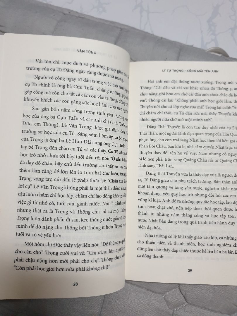 sách chất lượng ko ổn lắm, mới đọc đã rớt. mỏng. nội dung ok. đọc cho biết thêm về các anh hùng dân tộc ta.