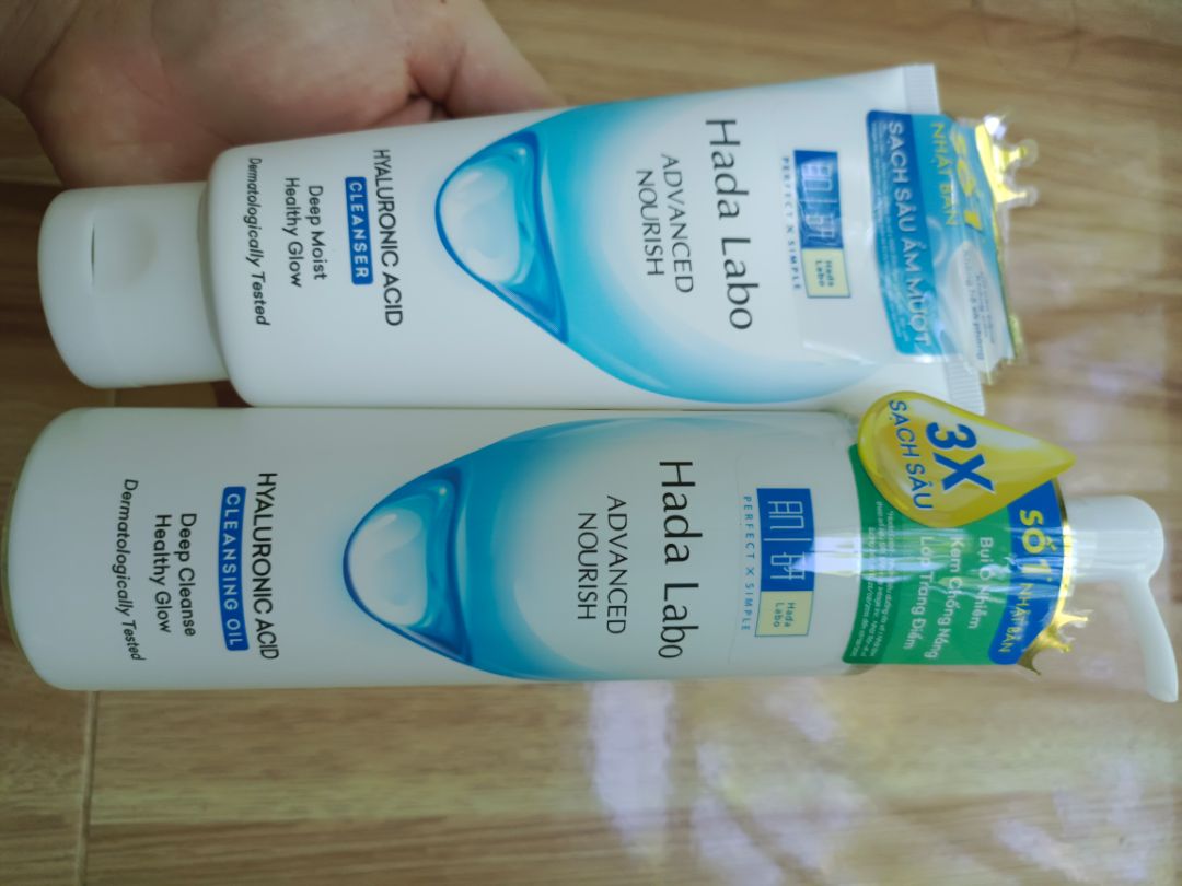 mặc dù đã dùng rất nhiều dòng của hadalabo. nhưng đây là lần đầu dùng dầu tẩy trang và hối hận vì ko mua sớm hơn. dùng tay có thể tẩy sạch nhẹ nhàng ko cay mắt rát da như dùng khăn tẩy trang. dùng xong ẩm da. đc tặng son ofelia.