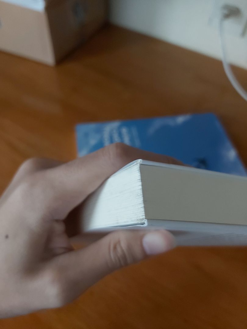 Thật sự là sách y như sách cũ vậy . Thâm lốm đốm. Gốc còn bị xỉn màu. Mình thật sư rất bực mình. Mình đặt 6 cuốn mà hết 3 cuốn bẩn và móp méo . Mong tiki xử lí sớm cho mình. Mình cảm ơn