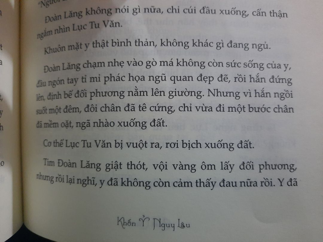 sách cầm rất chắc tay luôn. ai mà thích đọc ngược thì nên mua. mình chỉ thích sủng với lết HE nên lúc nghe ngược cũng không định mua. lưỡng lự nhiều lần lắm luôn. rồi quyết định mua về đọc vì nghe review thấy cũng ok. đọc lúc đầu trời ạ muốn đá cho não công sáng lên. rồi đọc khúc sau khi LTV sắp chết thì dại dột nghe với nhạc trung không lời nên khóc luôn. tình yêu 2 người đau lắm. cả 2 đều là những tên ngốc.