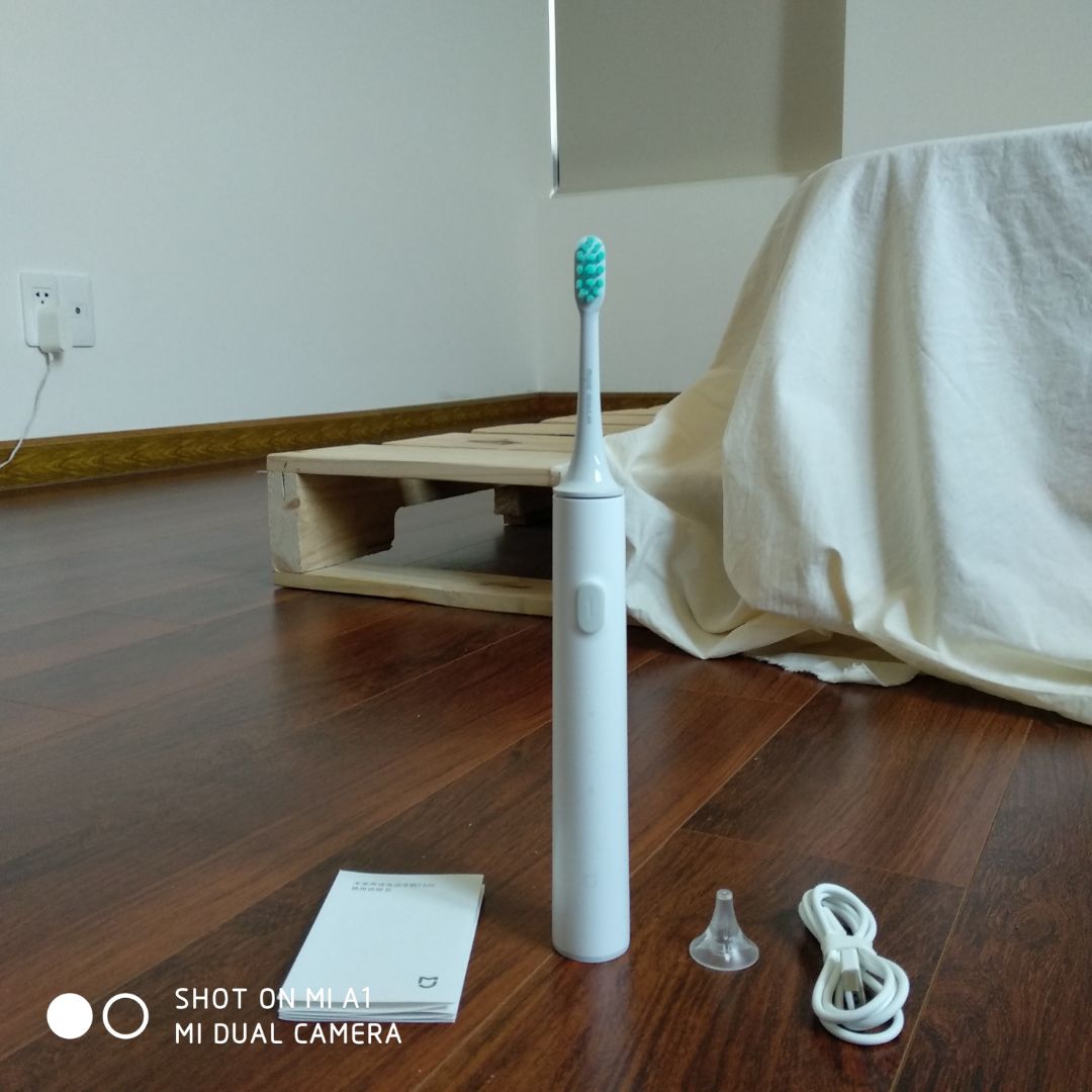 Mình mới tập tành dùng bàn chải điện nên order xiaomi, giá cả phải chăng hơn các hãng khác. Đầu bàn chải này nhỏ, lông mềm nên cực dễ chải sâu mọi ngóc ngách. Mình dùng chế độ nhẹ thấy khá êm, không đáng sợ lắm, mấy cái vết bám ở kẽ răng và phía bên trong hàm sạch lên khá rõ. Cứ 30s là nhắc mình chuyển vị trí và tự động dừng sau 2p. Đầu bàn chải mình thấy trên tiki cũng có bán. Dùng bàn chải điện rất khoẻ không cần phải dùng lực như bàn chải thường :D