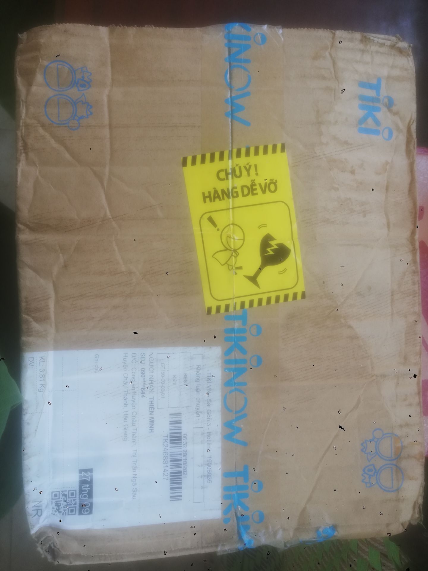 Đợi khá lâu cuối cùng hàng cũng về. Comfort hương ban mai mùi khá dễ chịu, giữ hương lâu. Mình mua đợt sale 3.8L áp hết mã còn 161k còn tặng kèm quà. Hàng mới sản xuất tháng 6, rất hài lòng. Sẽ ủng hộ tiki lâu dài