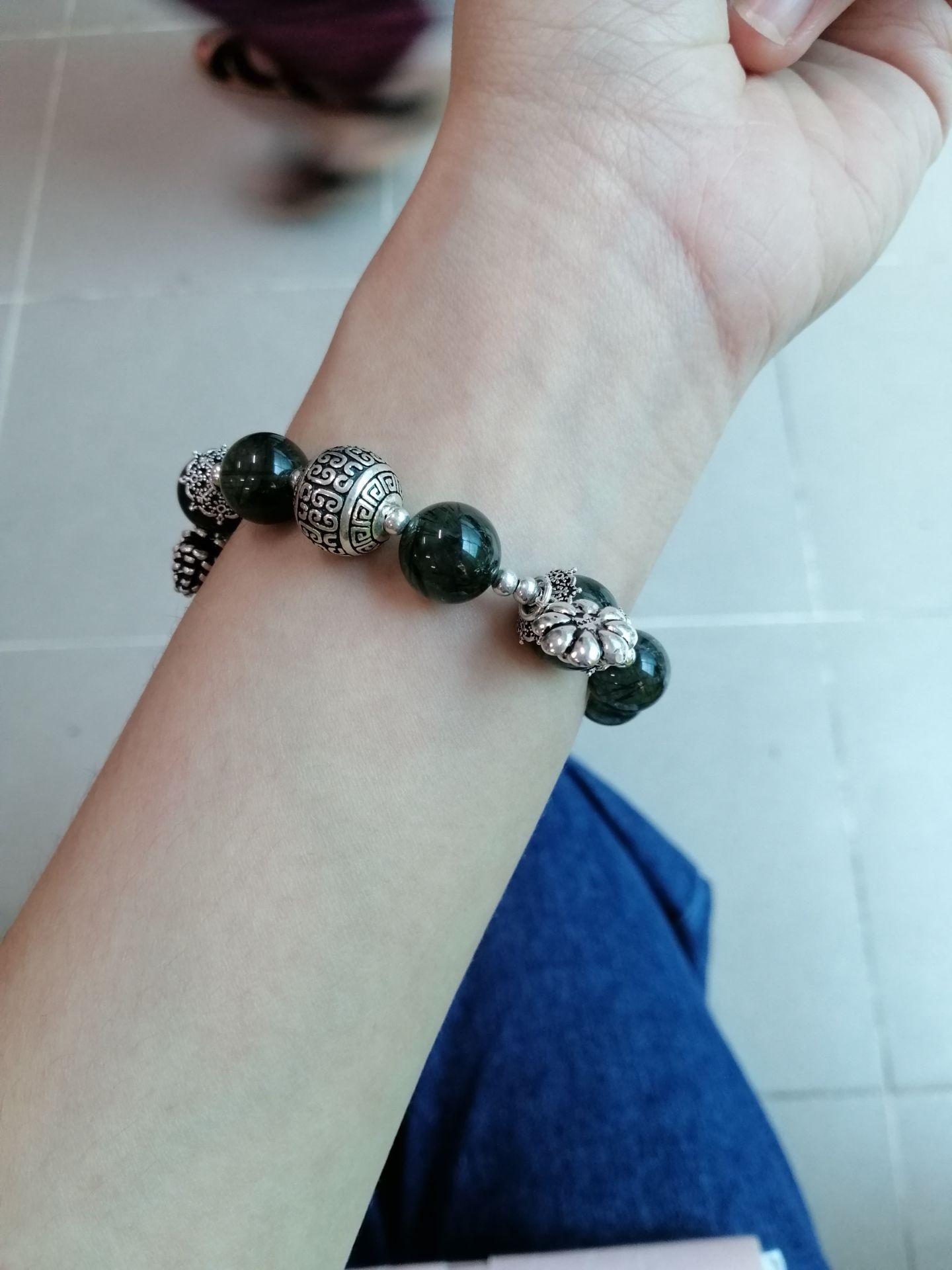 Đá ở ngoài nhìn đục và tối màu hơn, không trong như trên hình. Tuy nhiên điểm cộng là nhìn vẫn rất đẹp và shop đã chỉnh kích cỡ vừa tay mình. Mọi người nhớ inbox cho shop trước khi mua để điều chỉnh size nhe.