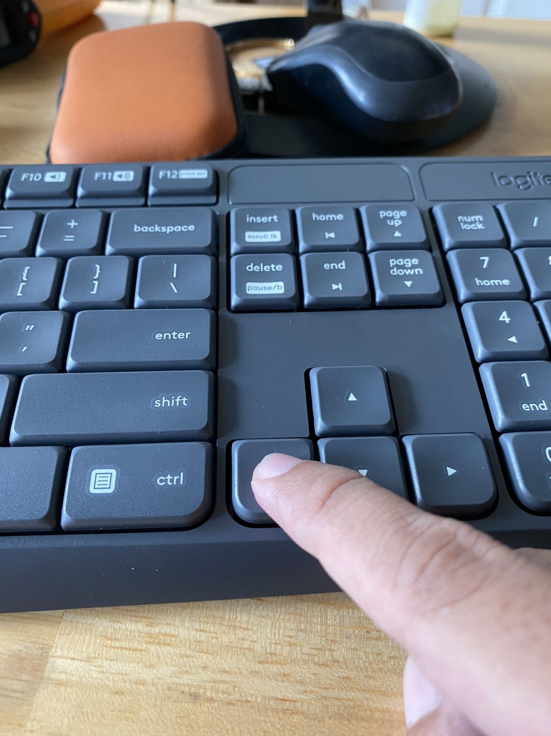 Bàn phím đẹp, màu xám nhìn sang, gõ nhạy
Chuột thì hơi nhỏ trong bàn tay, văn phòng thì dc chứ vẽ vời autocad thì chắc mỏi tay
Tầm giá 400k thì con này là dc nhất, tk hợp lý, chỉ có nhược điểm là bàn phím gõ ồn mặc dù hành trình phím thấp nhưng ồn hơn bàn phím dell có dây đã từng xài...
Tiki giao hàng nhanh hơn dự kiến
Sho này bán cái này rẻ nhất tiki rồi Bàn phím đẹp, màu xám nhìn sang, gõ nhạy
Chuột thì hơi nhỏ trong bàn tay, văn phòng thì dc chứ vẽ vời autocad thì chắc mỏi tay
Tầm giá 400k thì con này là dc nhất, tk hợp lý, chỉ có nhược điểm là bàn phím gõ ồn mặc dù hành trình phím thấp nhưng ồn hơn bàn phím dell có dây đã từng xài...
Tiki giao hàng nhanh hơn dự kiến
Sho này bán cái này rẻ nhất tiki rồi