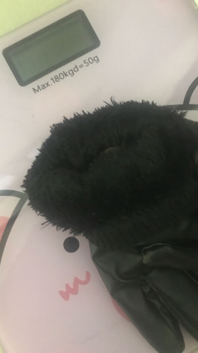 Găng tay da mềm mại, lớp lót lông đeo vào rất ấm và êm tay nữa, không có cảm giác thôi bởi da. Đeo rất mềm mại và dễ chịu. Cảm ứng điện thoại ngon lành. Nói chung so với tầm giá thì đánh giá 5 sao ủng hộ shop luôn.