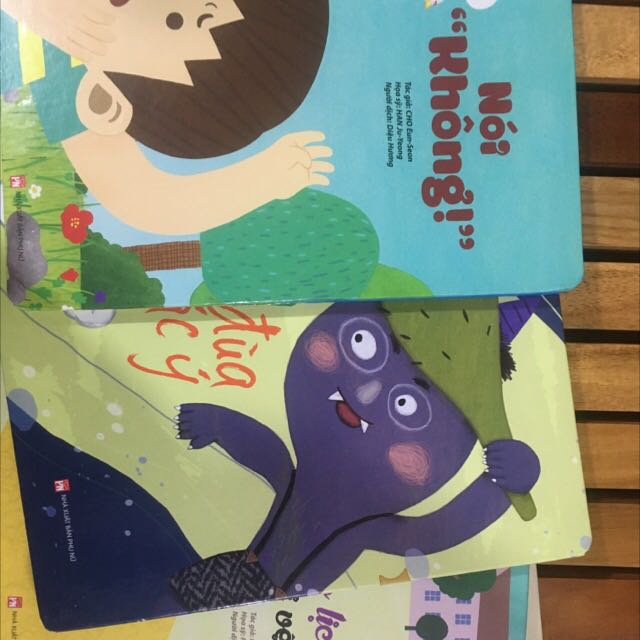 Sách nội dung thú vị, định hướng giáo dục giới tính phù hợp cho bé từ 5t. Bìa sách dày, hình đẹp, tuy nhiên còn lỗi chính tả.